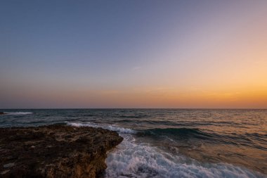 Adriyatik Denizi. Ostuni, Puglia. Sunrise. Salento 'nın kalbinde yer alan ünlü sahil beldesi. Sahil bu streç kayalık plajları bir dizi ile vurgulanmış
