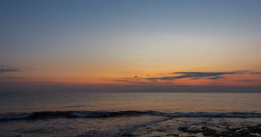 Adriyatik Denizi. Ostuni, Puglia. Sunrise. Salento 'nın kalbinde yer alan ünlü sahil beldesi. Sahil bu streç kayalık plajları bir dizi ile vurgulanmış