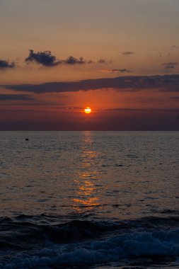 Adriyatik Denizi. Ostuni, Puglia. Sunrise. Salento 'nın kalbinde yer alan ünlü sahil beldesi. Sahil bu streç kayalık plajları bir dizi ile vurgulanmış