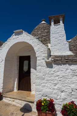 Alberobello, Puglia, Italya. Alberobello, Italya 'nın Puglia kentinde yer alan bir şehirdir. Bu Trulli için bilinmektedir, beyaz konik taş yapılar, tepe bölgesinde yüzlerce mevcut Rione Monti.