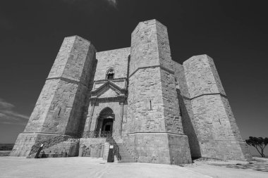 Andria, Puglia, Castel del Monte. Castel del Monte, Kutsal Roma İmparatoru 2. Frederick tarafından Puglia 'nın batısındaki Murge platosunda inşa edilen 13. yüzyıldan kalma bir kaledir..