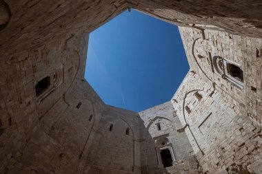 Andria, Puglia, Castel del Monte. Castel del Monte, Kutsal Roma İmparatoru 2. Frederick tarafından Puglia 'nın batısındaki Murge platosunda inşa edilen 13. yüzyıldan kalma bir kaledir..