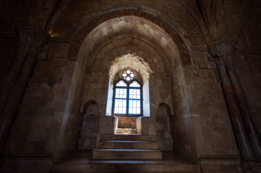 Andria, Puglia, Castel del Monte. Castel del Monte, Kutsal Roma İmparatoru 2. Frederick tarafından Puglia 'nın batısındaki Murge platosunda inşa edilen 13. yüzyıldan kalma bir kaledir..