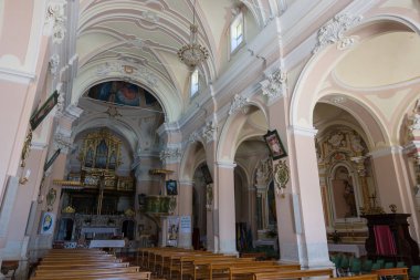 Capracotta, Isernia, Molise. Santa Maria Assunta Parish Kilisesi. Ana kilise olan ve şehrin en yüksek kesiminde, Terravecchia bölgesinde yer almaktadır.