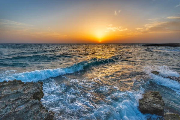 Adriatyku Ostuni Puglia Wschód Słońca Ten Znany Nadmorski Kurort Położony — Zdjęcie stockowe