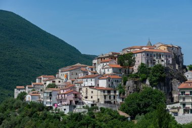 Colli a Volturno, Isernia, Molise. Molise 'deki Isernia eyaletinin 1328 nüfuslu bir Italyan kasabası. Kasaba, mutlu coğrafi pozisyonu için bölgenin dışında bile bilinmektedir.