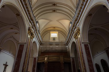 Isernia, Molise. Havari Aziz Petrus Katedrali, Isernia şehrinin en önemli Katolik binasıdır..