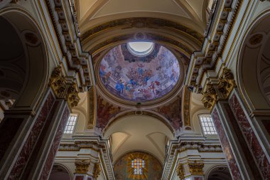 Isernia, Molise. Havari Aziz Petrus Katedrali, Isernia şehrinin en önemli Katolik binasıdır..