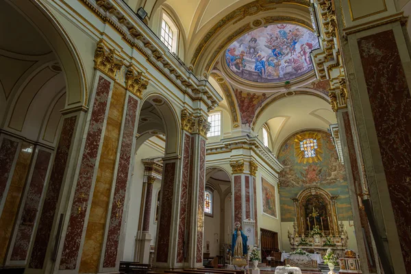 伊塞尼亚 莫利塞使徒圣彼得大教堂是耶塞尼亚市最重要的天主教建筑 是耶和亚 维纳夫罗教区的母亲教堂 — 图库照片