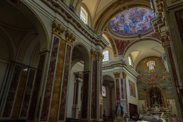 Isernia, Molise. Havari Aziz Petrus Katedrali, Isernia şehrinin en önemli Katolik binasıdır..