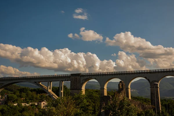 Isernia Molise Ιταλία Σιδηροδρομική Γέφυρα Σάντο Σπιρίτο Προβολή — Φωτογραφία Αρχείου