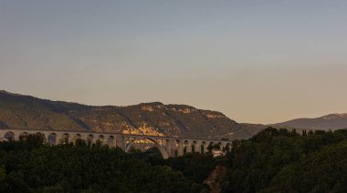 Isernia, Molise, İtalya. Santo Spirito demiryolu köprüsü. Görünüm