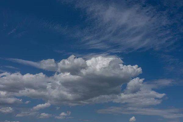 天空中的云彩 天空乌云密布的美妙景象 多云天空的深度和三维性 — 图库照片