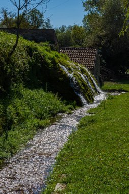 Santa Maria del Molise Nehri Parkı, Isernia. Gölet. Bu tepeler, su kanalları, gölet ve şelaleler yol açan akışı batırılmış gerçek bir inci.