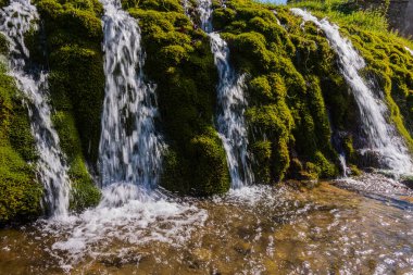 Santa Maria del Molise Nehri Parkı, Isernia. Gölet. Bu tepeler, su kanalları, gölet ve şelaleler yol açan akışı batırılmış gerçek bir inci.