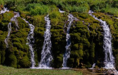 Santa Maria del Molise Nehri Parkı, Isernia. Gölet. Bu tepeler, su kanalları, gölet ve şelaleler yol açan akışı batırılmış gerçek bir inci.