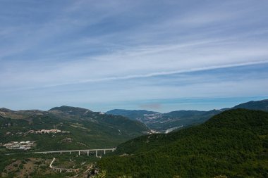 Abruzzo. Rio Verde Şelaleleri 'nin Chieti bölgesindeki manzarası muhteşem..