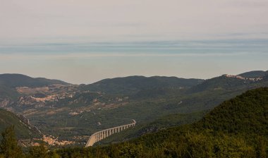 Abruzzo. Rio Verde Şelaleleri 'nin Chieti bölgesindeki manzarası muhteşem..