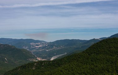 Abruzzo. Rio Verde Şelaleleri 'nin Chieti bölgesindeki manzarası muhteşem..