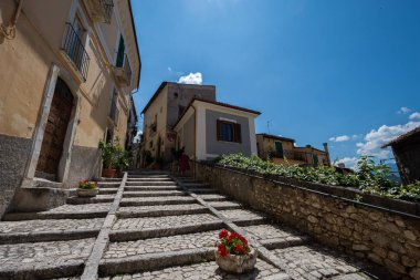 Pacentro, L 'Aquila, Abruzzo. Kadim ortaçağ kasabası, tahkimatlarıyla (Castello Caldora) tanınır ve İtalya 'nın en güzel köylerinden biri olarak kabul edilir..