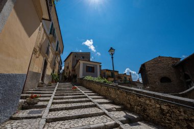 Pacentro, L 'Aquila, Abruzzo. Kadim ortaçağ kasabası, tahkimatlarıyla (Castello Caldora) tanınır ve İtalya 'nın en güzel köylerinden biri olarak kabul edilir..