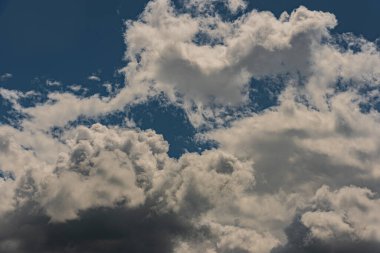 Gökyüzündeki bulutlar. Bulutlarla dolu bir gökyüzünün muhteşem manzarası. Bulutlu bir gökyüzünün derinliği ve üç boyutlu.