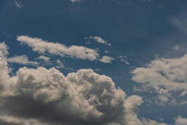 Gökyüzündeki bulutlar. Bulutlarla dolu bir gökyüzünün muhteşem manzarası. Bulutlu bir gökyüzünün derinliği ve üç boyutlu.