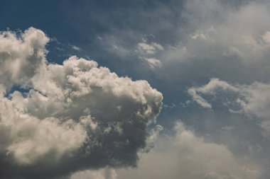 Gökyüzündeki bulutlar. Bulutlarla dolu bir gökyüzünün muhteşem manzarası. Bulutlu bir gökyüzünün derinliği ve üç boyutlu.