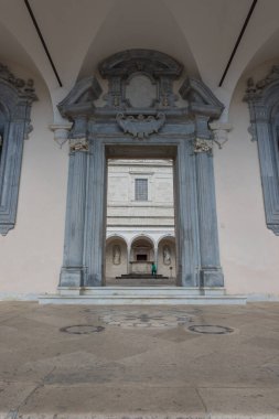 Montecassino Manastırı. Lazio 'daki Montecassino zirvesinde bulunan bir Benedikt manastırı..