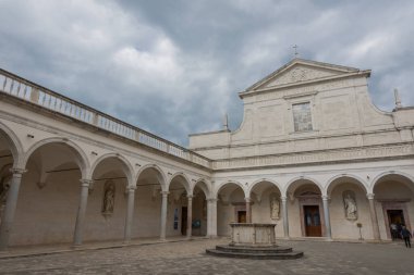 Montecassino Manastırı. Lazio 'daki Montecassino zirvesinde bulunan bir Benedikt manastırı..
