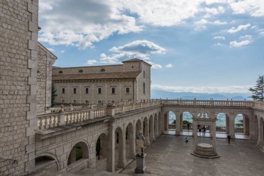 Montecassino Manastırı. Lazio 'daki Montecassino zirvesinde bulunan bir Benedikt manastırı..