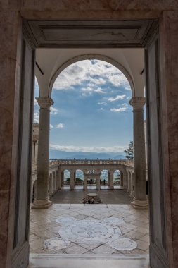 Montecassino Manastırı. Lazio 'daki Montecassino zirvesinde bulunan bir Benedikt manastırı..