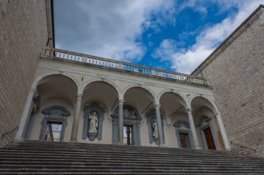 Montecassino Manastırı. Lazio 'daki Montecassino zirvesinde bulunan bir Benedikt manastırı..