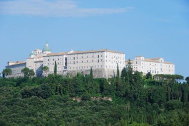 Montecassino Manastırı. Lazio 'daki Montecassino zirvesinde bulunan bir Benedikt manastırı..