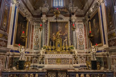 Montecassino Manastırı. Lazio 'daki Montecassino zirvesinde bulunan bir Benedikt manastırı..