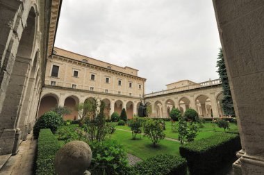 Montecassino Manastırı. Lazio 'daki Montecassino zirvesinde bulunan bir Benedikt manastırı..