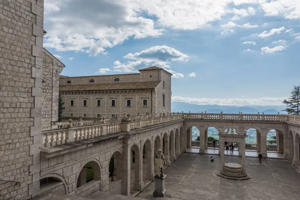 Montecassino Manastırı. Lazio 'daki Montecassino zirvesinde bulunan bir Benedikt manastırı..