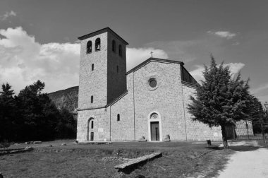 Rocchetta a Volturno, Isernia, Molise. S. Vincenzo al Volturno 'dan Benedictine Manastırı. Benedictine Manastırı, Yukarı Volturno Vadisi 'nde, Isernia ili bölgesinde yer alır..