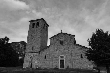 Rocchetta a Volturno, Isernia, Molise. S. Vincenzo al Volturno 'dan Benedictine Manastırı. Benedictine Manastırı, Yukarı Volturno Vadisi 'nde, Isernia ili bölgesinde yer alır..