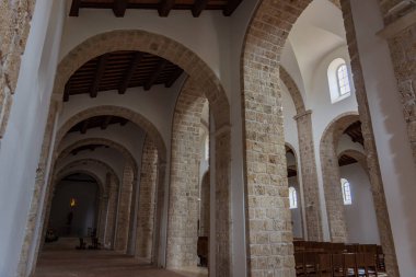 Rocchetta a Volturno, Isernia, Molise. S. Vincenzo al Volturno 'dan Benedictine Manastırı. Benedictine Manastırı, Yukarı Volturno Vadisi 'nde, Isernia ili bölgesinde yer alır..