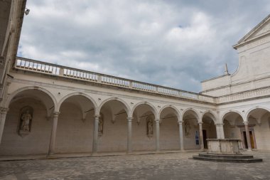Montecassino Manastırı. Lazio 'daki Montecassino zirvesinde bulunan bir Benedikt manastırı..