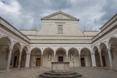 Montecassino Manastırı. Lazio 'daki Montecassino zirvesinde bulunan bir Benedikt manastırı..