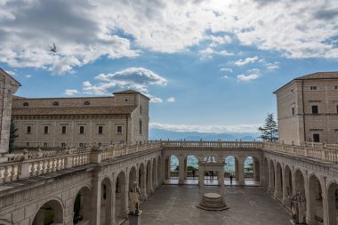 Montecassino Manastırı. Lazio 'daki Montecassino zirvesinde bulunan bir Benedikt manastırı..