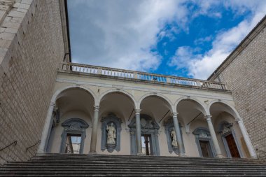 Montecassino Manastırı. Lazio 'daki Montecassino zirvesinde bulunan bir Benedikt manastırı..
