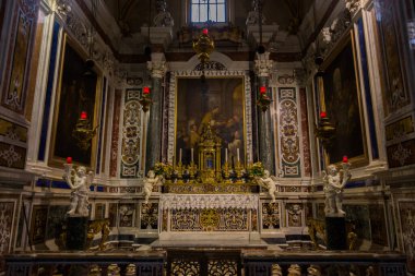 Montecassino Manastırı. Lazio 'daki Montecassino zirvesinde bulunan bir Benedikt manastırı..