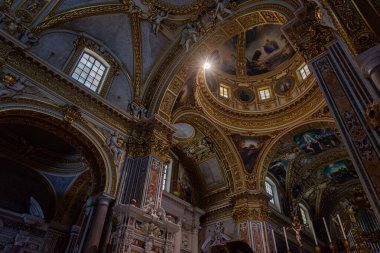 Montecassino Manastırı. Lazio 'daki Montecassino zirvesinde bulunan bir Benedikt manastırı..