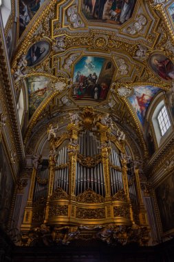 Montecassino Manastırı. Lazio 'daki Montecassino zirvesinde bulunan bir Benedikt manastırı..