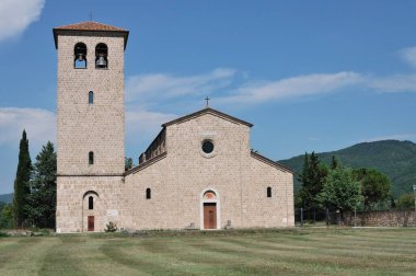 Rocchetta a Volturno, Isernia, Molise. S. Vincenzo al Volturno 'dan Benedictine Manastırı. Benedictine Manastırı, Yukarı Volturno Vadisi 'nde, Isernia ili bölgesinde yer alır..