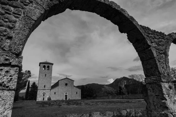 罗切塔火山 伊塞里亚 莫利斯S Vincenzo Volturno本笃会修道院 本笃会历史修道院位于伊塞里亚省境内的上沃尔特诺谷 — 图库照片