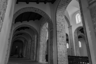 Rocchetta a Volturno, Isernia, Molise. S. Vincenzo al Volturno 'dan Benedictine Manastırı. Benedictine Manastırı, Yukarı Volturno Vadisi 'nde, Isernia ili bölgesinde yer alır..